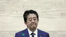 <p>Perdana Menteri Jepang Shinzo Abe berhenti selama konferensi pers di kediaman resmi perdana menteri di Tokyo pada 17 April 2020. Sejumlah media memberitakan bahwa Shinzo Abe meninggal dunia, setelah sebelumnya mengalami gagal jantung akibat akibat penembakan di Nara pada Jumat, 8 Juli 2022. (Kiyoshi Ota / POOL / AFP)</p>