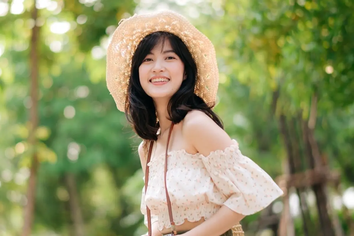 tersenyum cantik santai jalan-jalan traveling kamera foto
