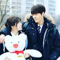 Suzy Miss A dan Kim Woo Bi di drama Uncontrollably Fond. Foto: Instagram (@skuukzky)