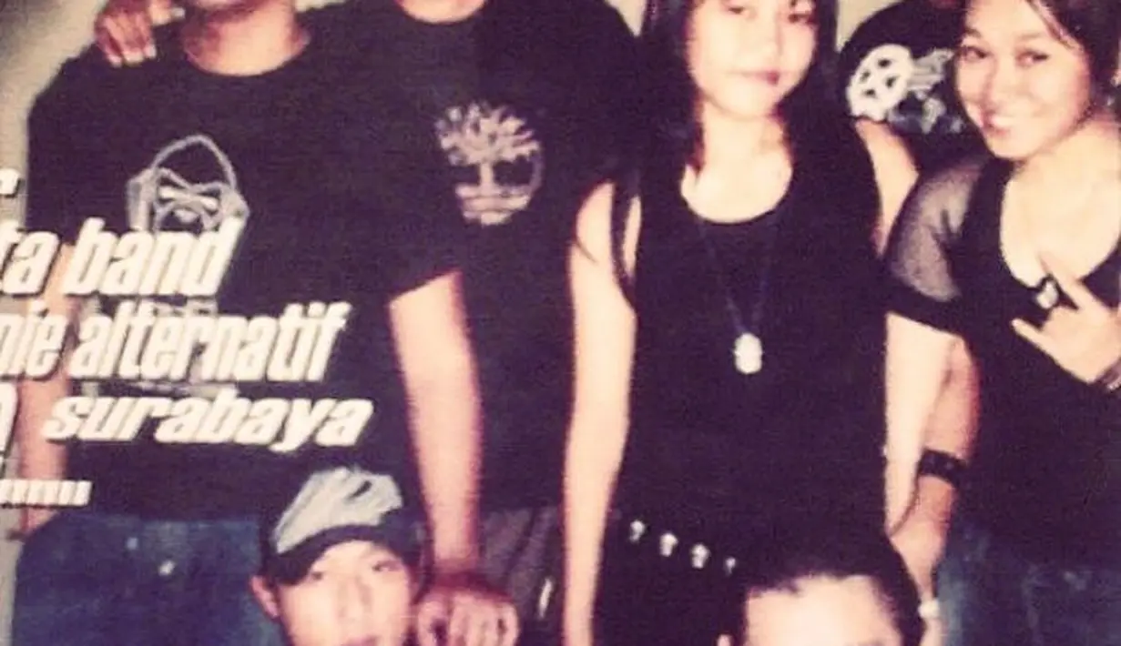 <p>Ternyata Via Vallen sudah mulai mencoba dunia musik sejak ia remaja. Sebelum jadi pedangdut, ia pernah membentuk sebuah band. [Foto: instagram.com/viavallen]</p>