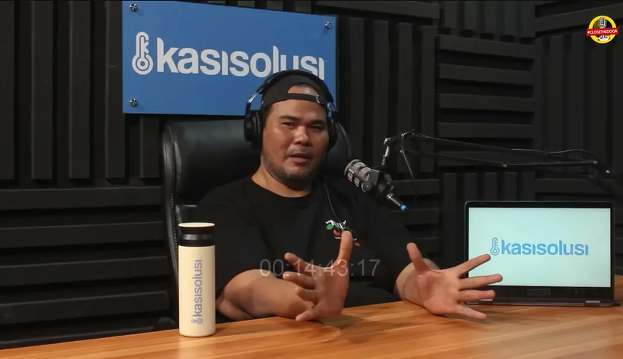 Bahkan, saat mengantarkan Aziz syuting OVJ, Fahmi sempat bertemu dengan Andre Taulany. Selama ini, Fahmi tak pernah menganggap dirinya sebagai artis, jadi bekerja apapun yang penting halal ia lakukan. [Youtube/kasisolusi]