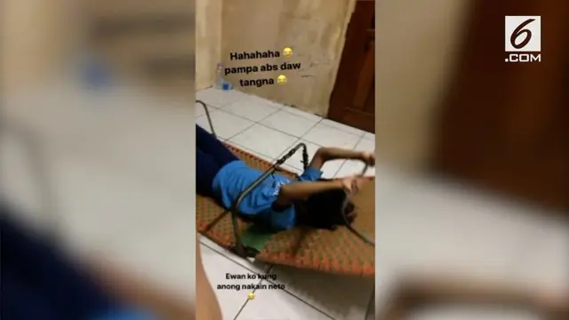 VIDEO: Kocak, Bocah Pakai Kursi Lipat Jadi Alat Fitness