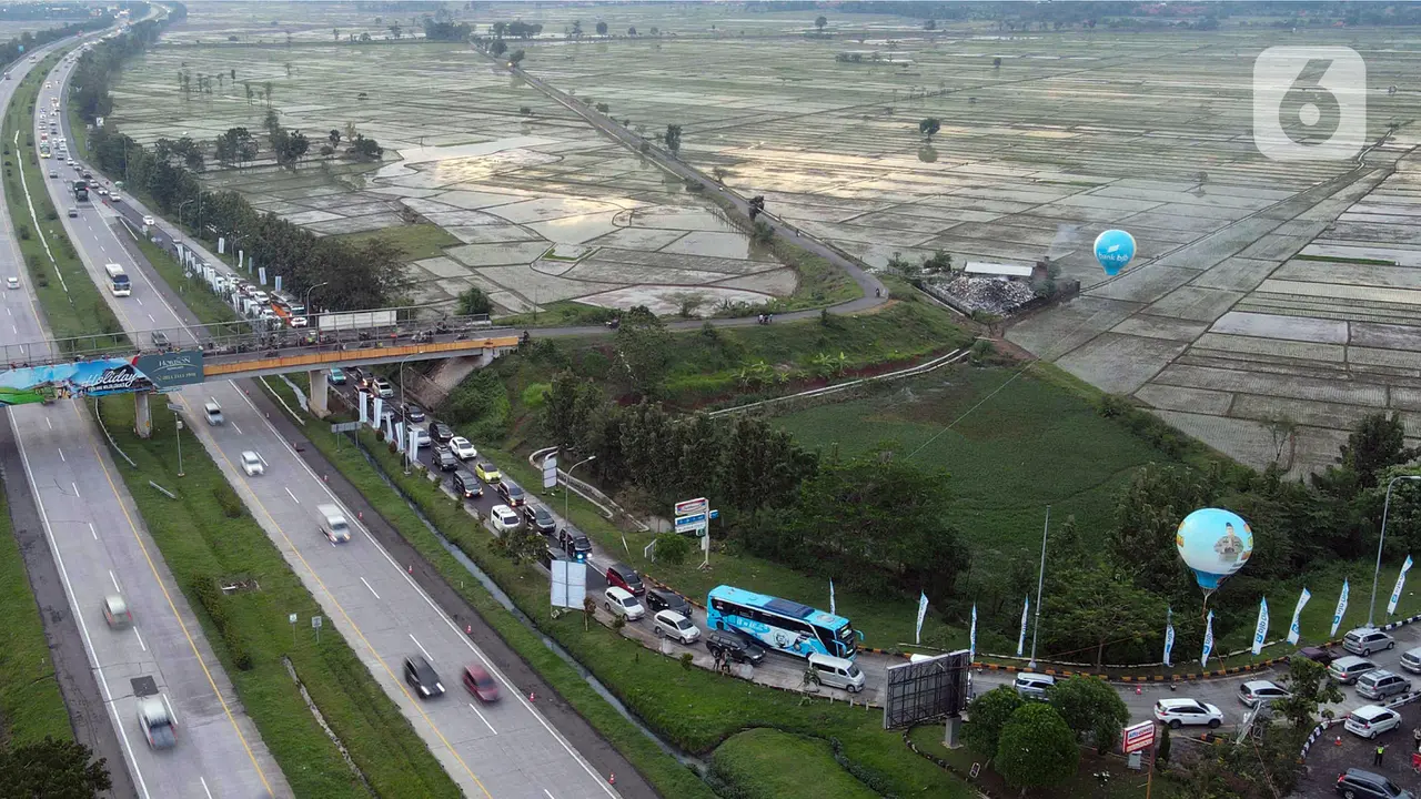 FOTO: Suasana Buka Puasa Ramadhan Pemudik di Rest Area Tol Cikopo - Palimanan