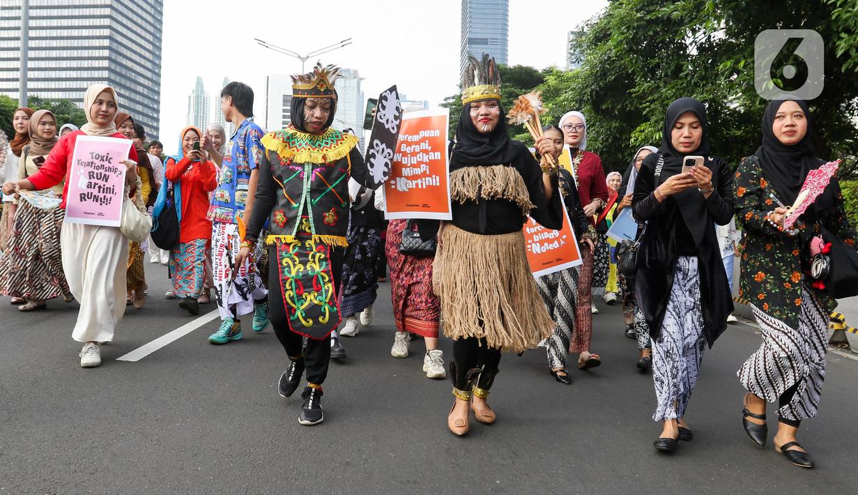 Sambil berjalan, mereka membawa berbagai poster bertema emansipasi dan perempuan. (Liputan6.com/Herman Zakharia)