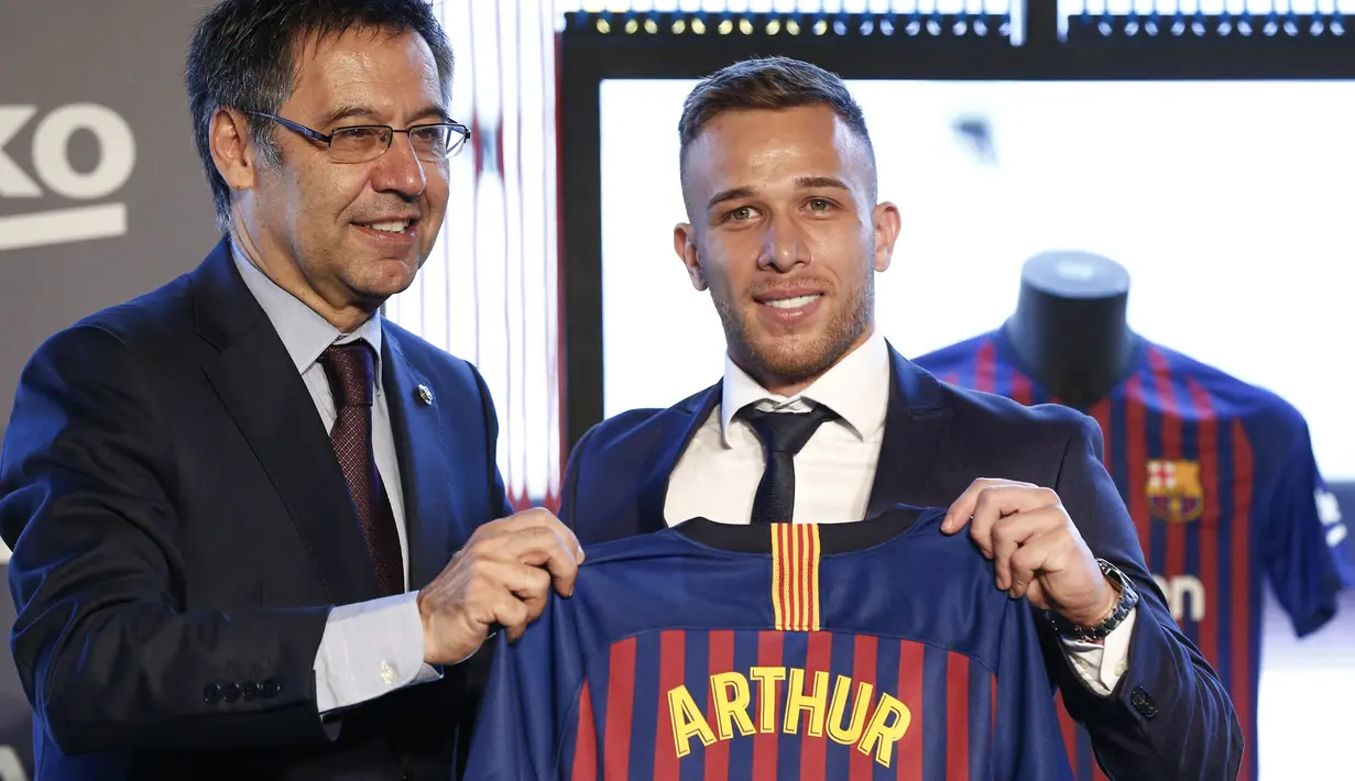 Barcelona memboyong Arthur Melo dari Gremio pada musim panas 2018. Namun, Arthur gagal memenuhi ekspektasi di Barcelona dan akhirnya dilepas ke Juventus. (Foto: AFP/Pau Barrena)