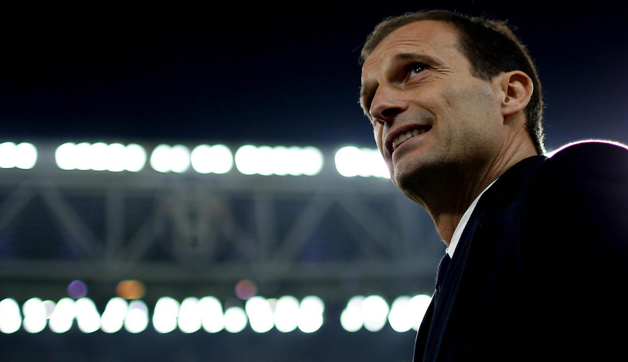 Pelatih Juventus, Massimiliano Allegri, tampak sumringah usai menang atas Empoli. La Vecchia Signora kian kokoh pimpin klasemen Liga Italia dengan unggul 10 poin dari peringkat kedua, AS Roma. (AFP/Marco Bertorello)
