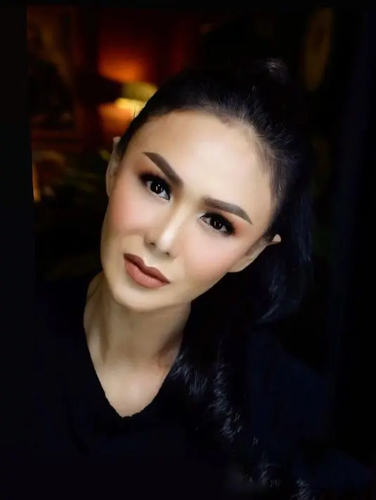 Yuni pun menceritakan hingga terakhir ia menjalin hubungan dengan seorang laki-laki masih belum mendapat izin kedua buah hatinya. Untuk itu ia memutuskan tidak melanjutkannya. (Instagram/yunishara36)