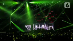 Grup idola K-Pop NCT 127 tampil dalam tur konser dunia kedua bertajuk "NEO City: Jakarta - THE LINK" di ICE BSD City, Tangerang, Banten, Jumat (4/11/2022). Tampil dalam balutan busana serba putih, NCT 127 membawakan sejumlah lagu di antaranya 'Kick It' dan 'Lemonade'. (Liputan6.com/Johan Tallo)