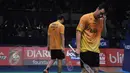 Ganda putra, Hendra/Ahsan tertunduk usai dikalahkan Fu Haifeng/Zhang Nan asal Tiongkok di semifinal BCA Indonesia Open Super Series Premier 2015, di Jakarta, Sabtu (6/6/2015). Fu Haifeng/Zhang Nan 20-22, 21-18 dan 15-21. (Liputan6.com/Herman Zakharia)