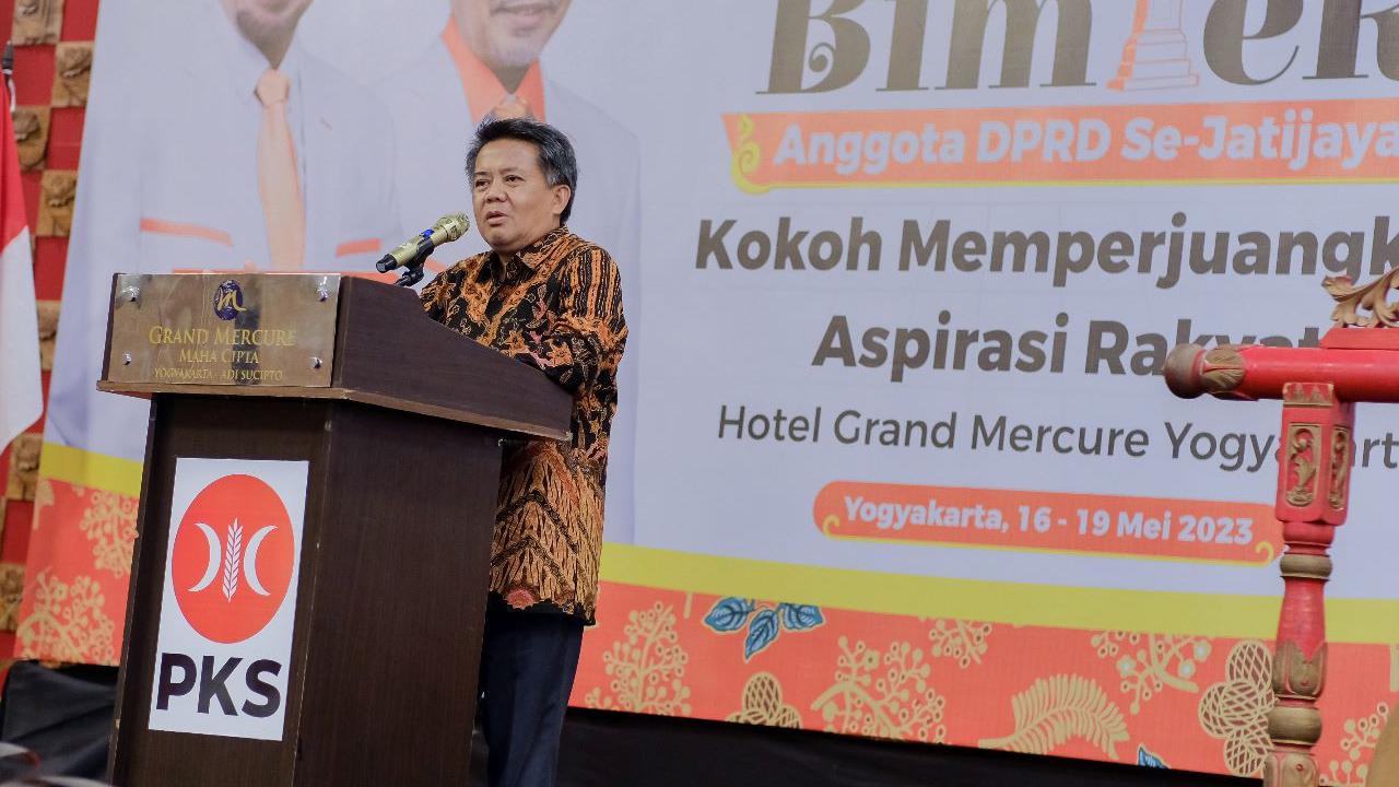 Wakil Ketua Majelis Syuro PKS Dr Mohamad Sohibul Iman menyampaikan arahan dalam  Bimbingan Teknis (Bimtek) bagi seluruh Anggota DPRD dari PKS di Hotel Grand Mercure, Yogyakarta Selasa (16/5/2023) hingga Jumat (19/5/2023).
