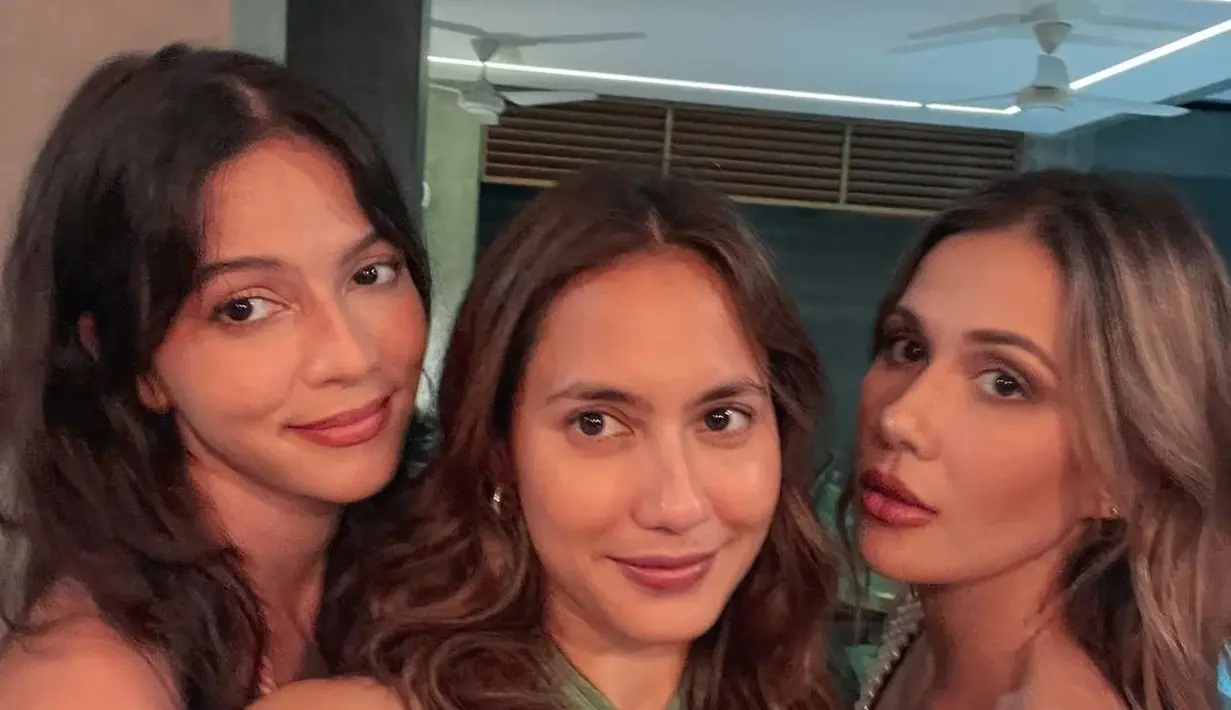 Juria Hartmans juga disebut-sebut sebagai kembaran aktris Pevita Pearce yang merupakan sahabatnya. (FOTO: instagram.com/milkshakesspeare/)