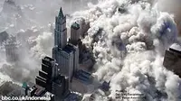 Foto tragedi runtuhnya Gedung WTC 11 September 2001 ini diambil oleh Greg Semendinger anggota kepolisian dari Departemen Kepolisian New York dari helikopter. (bbc.co.uk/indonesia)