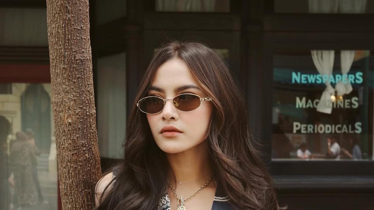 6 Gaya Liburan Mahalini di Singapura, Curi Atensi Pakai Kacamata Stylish Seharga Rp8 Juta-an