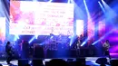 Konser yang dipromotori oleh Helmi Yahya ini menampilkan God Bless yang masih tetap perkasa. Energinya masih begitu terasa sehingga menyihir penonton untuk berjingkrak menikmati setiap irama yang disuguhkan. (Galih W. Satria/Bintang.com)