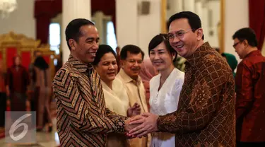 Presiden Joko Widodo bersalaman dengan Gubernur DKI Jakarta Basuki Tjahaja Purnama dalam Silaturahmi Idul Fitri 1437 H di Istana Negara, Jakarta, Senin (11/7). (Liputan6.com/Faizal Fanani)