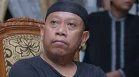 Tukul Arwana berusaha tetap tegar saat sang istri sudah meninggal pada Selasa (23/8/2016). (Andy Masela/Bintang.com)