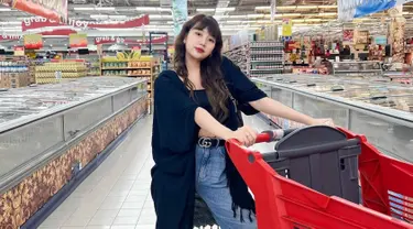 Tampil dengan outer berwarna gelap dan celana jeans, gaya Ghea Indrawari saat berbelanja di supermarket ini pun curi perhatian netizen. Tak hanya itu saja, makeup serta gaya rambut yang terurai pun tak lepas dari sorotan. (Liputan6.com/IG/@gheaindrawari)