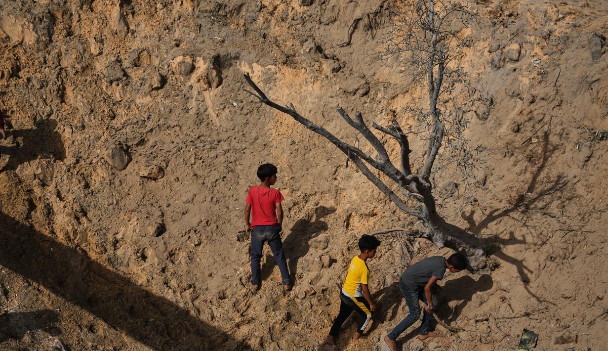 Warga Palestina memeriksa kerusakan akibat serangan Israel di Khan Younis, Jalur Gaza selatan, Selasa 19 Mei 2026. (AP Photo/Abdel Kareem Hana)