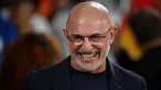 Luis de la Fuente akan bekerja sebagai pelatih kepala Timnas Spanyol hingga 2028 setelah mereka bersepakat melakukan perpanjangan kontrak. (AFP/Miguel Riopa)