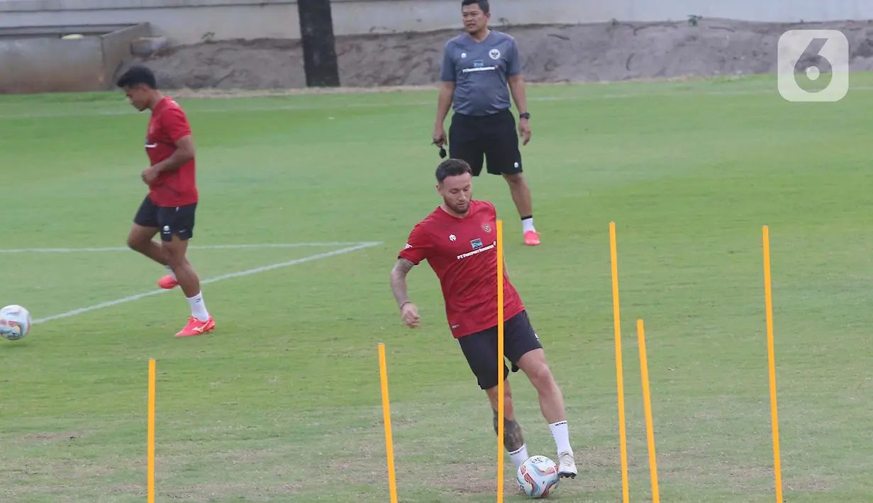 Dalam sesi latihan perdana ini para pemain tampak riang. (Liputan6.com/Angga Yuniar)