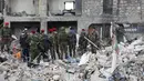 Seorang tentara Rusia memeriksa puing-puing bangunan yang runtuh, di Aleppo, Suriah, Selasa, 7 Februari 2023. Setidaknya 1.400 orang tewas dan 3.411 terluka di seluruh Suriah hari ini dalam gempa bumi yang berpusat di Turki barat daya, kata pemerintah dan penyelamat. (AP/Omar Sanadiki)