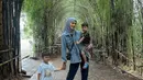 Paula kini mantap berhijab, ia pun tetap tampil stylish dan nyaman dengan hijabnya saat mengasuh kedua anaknya. Misalnya saja, ia tampil dengan kerudung abu-abu dipadukan atasan kemeja denim dan celana panjang denimnya. Sambil mengenakan sneakers putih dan slingbag hitamnya. [@paula_verhoeven]