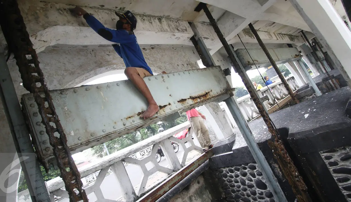 Pekerja mengamplas pintu air Istiqlal, Jakarta Pusat, sebelum melakukan pengecatan, Senin (14/11). Pengecatan dilakukan untuk menjaga pintu air yang merupakan salah satu cagar budaya tersebut agar tetap bersih dan terawat. (Liputan6.com/Immanuel Antonius)