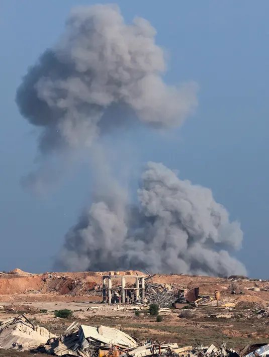 Sementara pasukan darat bergerak masuk dari pinggiran kota Gaza setelah berminggu-minggu serangan udara dan persiapan militer. (Jack GUEZ/AFP)
