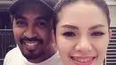 Meski belum membuat pernyataan resmi tentang hubungan mereka, Nikita Mirzani pamer foto kedekatan dirinya dengan Glenn Fredly di instagram pribadinya. Sebelumnya, Glenn mengaku suka dengan Nikita karena tidak munafik. (Instagram/nikitamirzanimawardi1)  