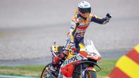 Hingga balapan berakhir, tak ada perubahan posisi lagi yang terjadi. Marc Marquez tak terbendung sehingga berhasil finis terdepan di MotoGP Jerman sekaligus meraih gelar kemenangan pada musim 2021. (Foto: AP/DPA/Jens Buettner)