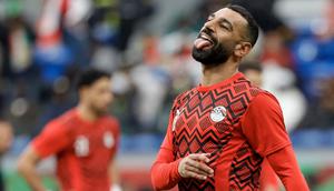 Penyerang Mesir bernomor punggung 10, Mohamed Salah, melakukan pemanasan sebelum pertandingan semifinal Piala Afrika (CAN) antara Senegal dan Mesir di Stadion Grand di Tangier pada 14 Januari 2026. (Abdel Majid BZIOUAT/AFP)