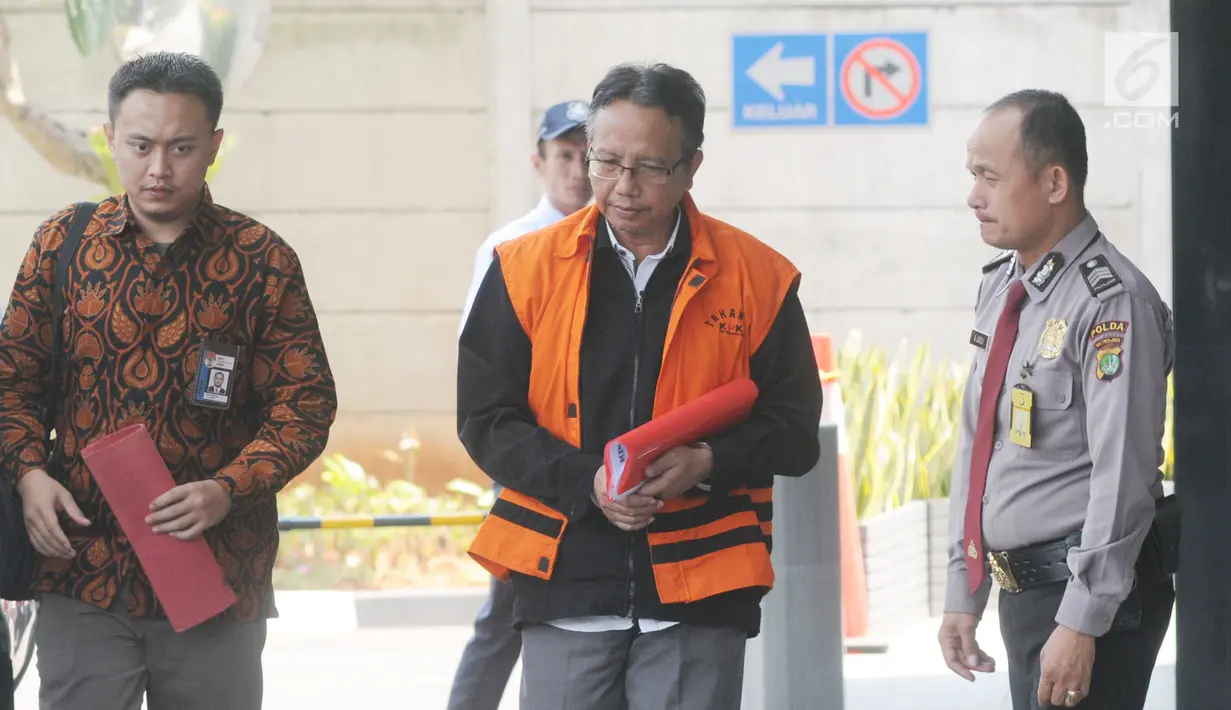 Plt Sekretaris DPPKAD Kabupaten Kudus Akhmad Sofyan berjalan akan menjalani pemeriksaan di Gedung KPK, Jakarta, Rabu (11/9/2019). Akhmad Sofyan diperiksa sebagai tersangka terkait kasus suap pengisian jabatan perangkat daerah Kabupaten Kudus tahun 2019. (merdeka.com/Dwi Narwoko)