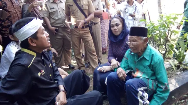 Bupati Purwakarta Bongkar Paksa Gubuk Penjaga Kuburan di Karawang