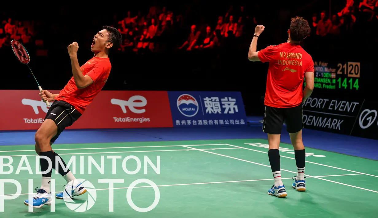 Kemenangan dua gim 21-14 dan 21-14 yang diraih ganda putra Indonesia atas Mathias Christiansen/Frederik Soogard, itu memastikan Indonesia ke final dan akan menghadapi China di partai puncak, Minggu (17/10/2021). (Badminton Photo/Yohan Nonotte)