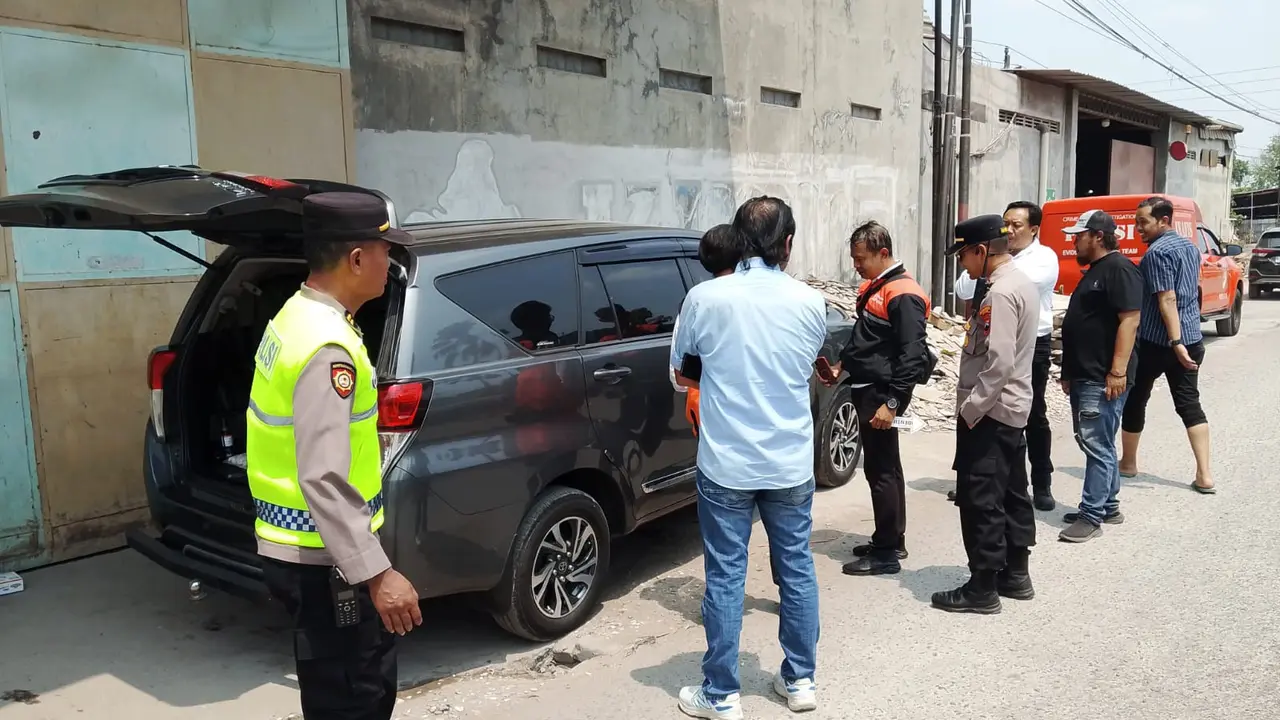 Peristiwa pencurian modus ban kempes terjadi di depan gudang keramik di Kudus.
