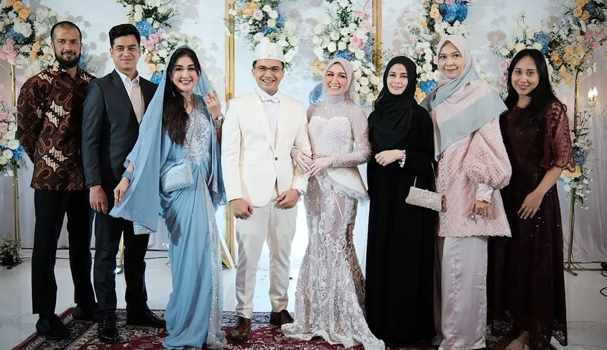 Selain minum obat, juga terus bersholawat agar diberikan kelancaran selama peroses pernikahan. Bersyukur karena proses berjalan lancar dan jelang akad nikah muka dan matanya membaik.  [Instagram/dine.pearl]