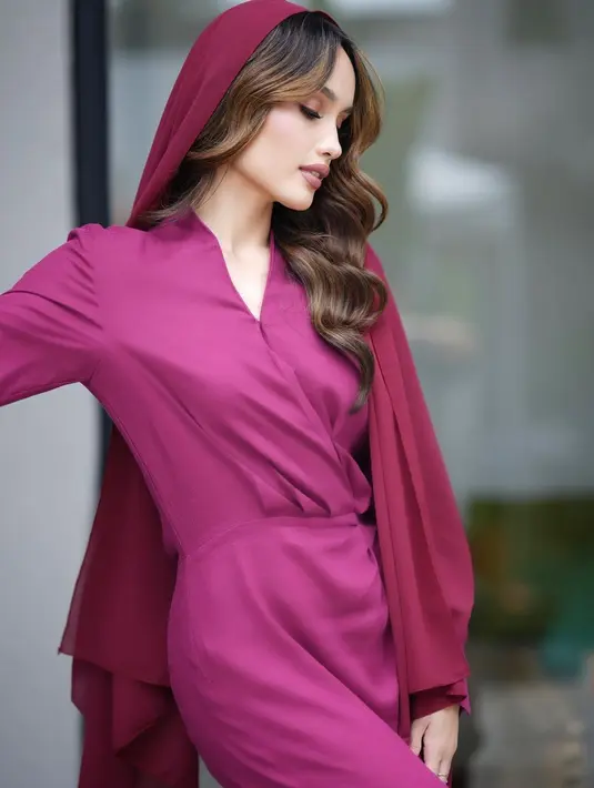 Opsi outfit non-hijab lainnya, sontek gaya Cinta Laura yang mengenakan jumpsuit polos dan kerudung. [Foto: IG/claurakeihl].