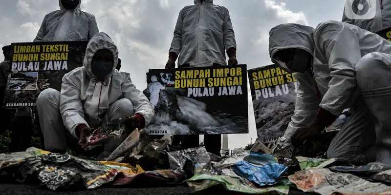 FOTO: Sampah Impor Bunuh Sungai Pulau Jawa