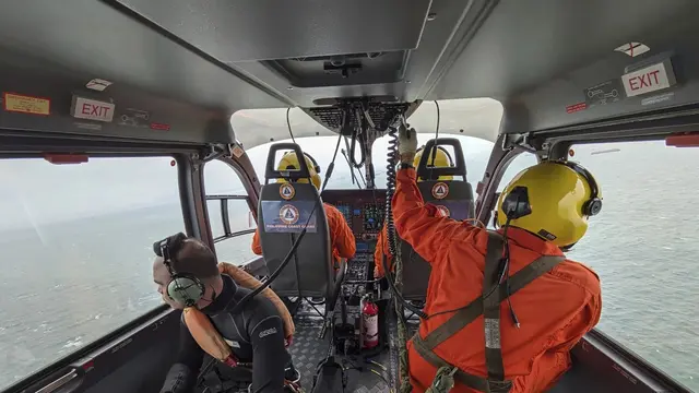 Tim penjaga pantai Filipina mengecek tumpahan minyak akibat kapal tanker tenggelam dipicu hujan lebat dari Topan Gaemi. (AP)