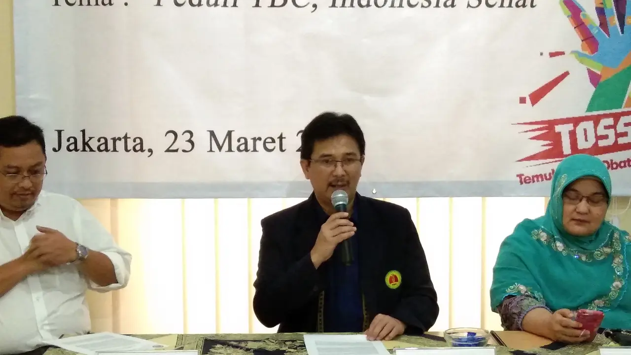 dr. Agus Dwi Susanto (tengah) bersama dr. Erlina Burhan dari Perhimpunan Dokter Paru Indonesia, memberikan paparan terkait bahaya tuberkulosis di Jakarta, Jumat (23/3/2018). (Liputan6.com/Giovani Dio Prasasti).