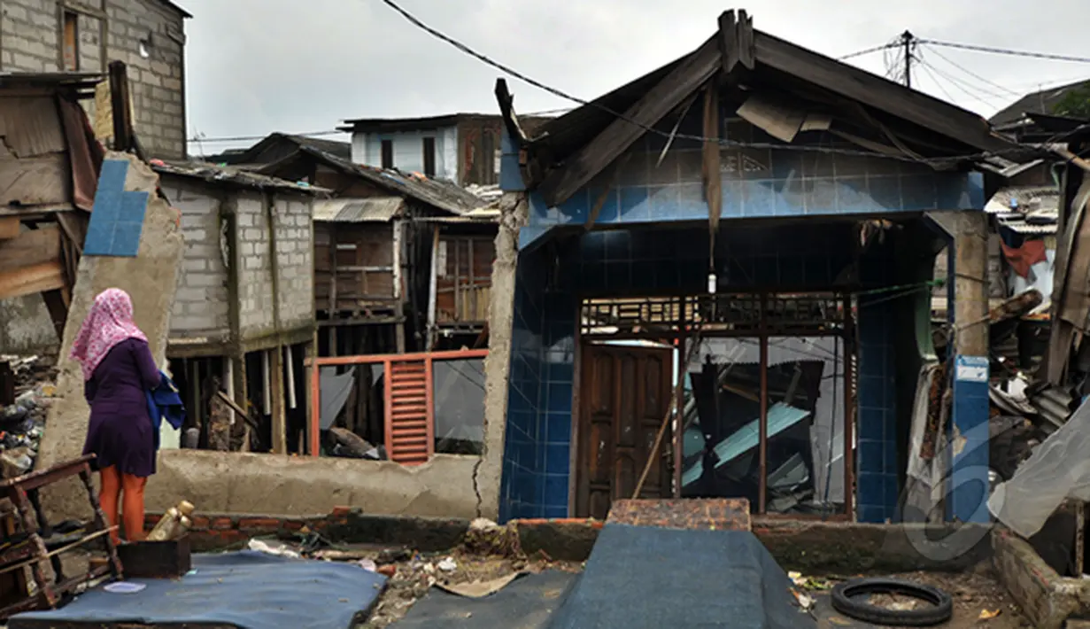 Sejumlah rumah rubuh dikawasan muara baru akibat diterjang banjir, Jakarta, Jumat (13/2/2015). (Liputan6.com/Faizal Fanani)