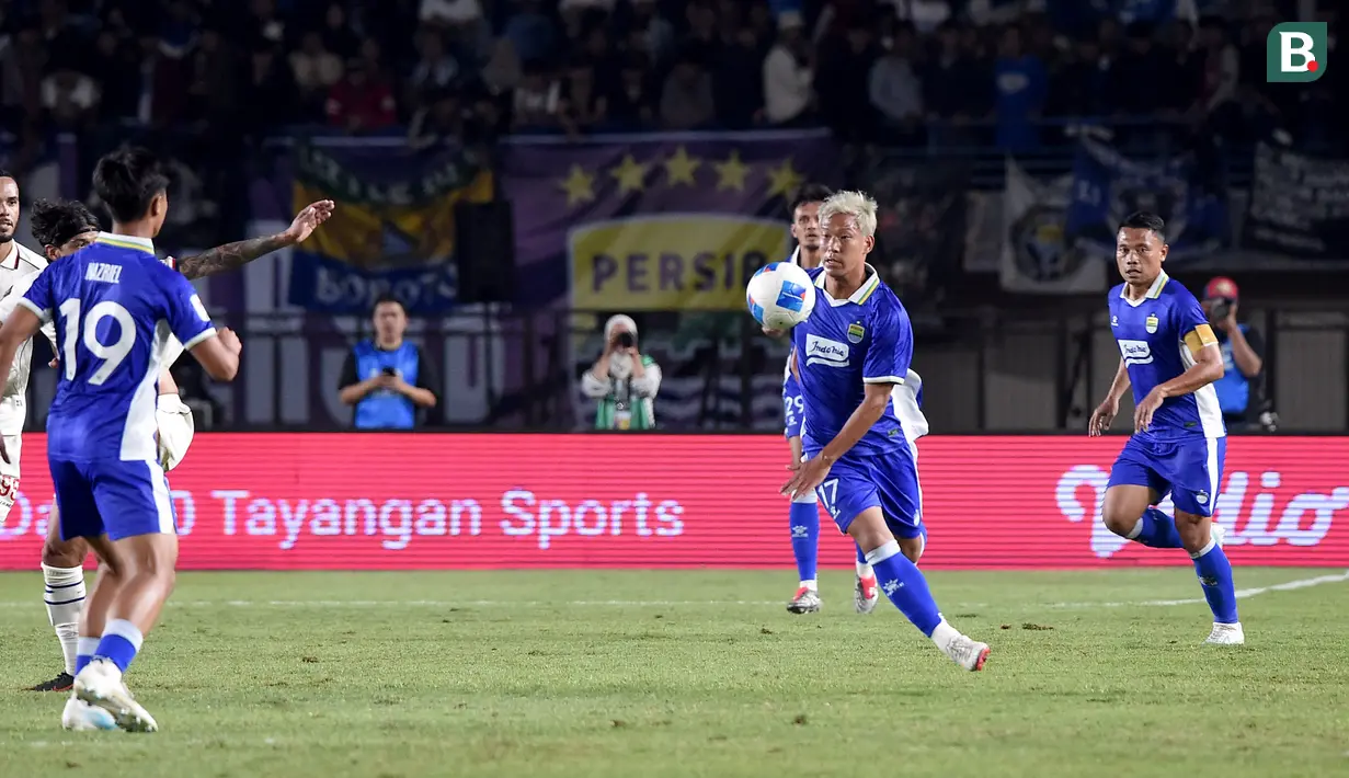 Aksi debut pemain anyar Persib Bandung asal Jepang, Gakuto Notsuda (17), saat menghadapi Arema FC dalam laga Grup A Piala Presiden 2026 di Stadion Si Jalak Harupat, Soreang, Kabupaten Bandung, Sabtu (25/7/2026) malam. Gakuto Notsuda turut membantu Maung Bandung mengawali turnamen dengan kemenangan 1-0 berkat gol Uilliam Barros pada menit ke-23. (Bola.com/Erwin Snaz)
