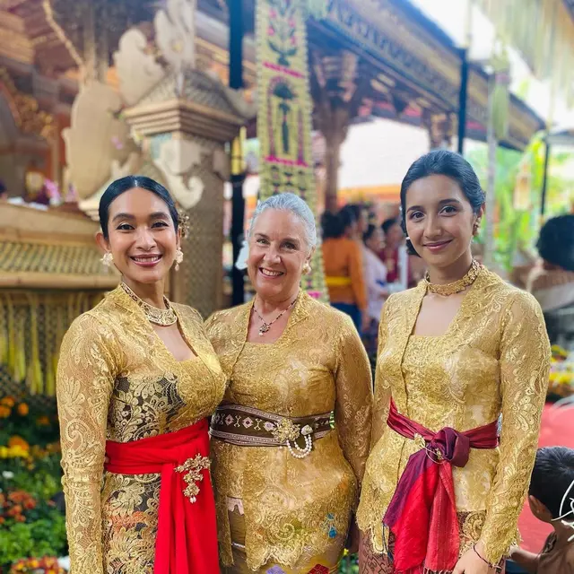 Berasal dari Australia, Ini 6 Potret Kebersamaan Happy Salma dan Ibu Mertua