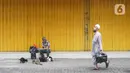 Suasana pertokoan yang tutup di kawasan Pasar Baru, Jakarta Pusat, Senin (4/5/2020). Adanya program PSBB menyebabkan hampir seluruh pertokoan di salah satu pusat tekstil Ibukota tersebut berhenti beroperasi dan lebih sepi dibanding hari biasa. (Liputan6.com/Immanuel Antonius)