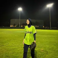 Zaskia Adya Mecca berolahraga softball di GBK (Instagram/zaskiaadyamecca)