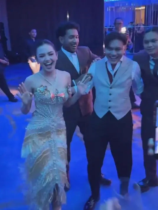 <p>Mahalini mengenakan dress coklat berpayet dengan bawahan rok rumbai-rumbai. Serasi dengan platform heelsnya. [@nindypricilia]</p>