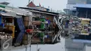 Banjir rob yang menggenangi pemukiman warga di Kawasan Muara Angke, Jakarta, Rabu (11/1). Banjir yang terjadi hampir setiap hari dalam satu bulan terakhir akibat rob yang diperparah dengan jebolnya tanggul penahan air. (Liputan6.com/Gempur M. Surya)