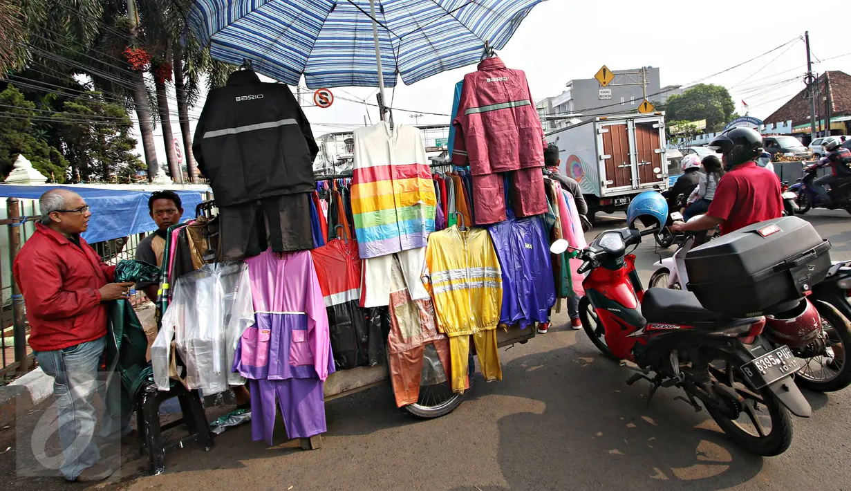 Pedagang menawarkan jas hujan di kawasan Jatinegara, Jakarta Timur, Rabu (11/11/2015). Memasuki musim hujan, penjualan jas hujan di kawasan tersebut mulai mengalami peningkatan. (Liputan6.com/Immanuel Antonius)