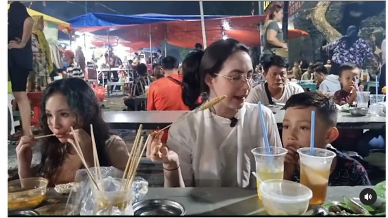 7 Potret Arumi Bachsin Ajak Anak ke Pasar Malam, Santai Beli Jajan hingga Baju