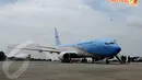 Pesawat Boeing Bussines Jet (BBJ)-2 itu berwarna biru putih bertulis 'REPUBLIK INDONESIA' yang dijajarkan dengan gambar garuda. Bagian ekor pesawat ada bendera Indonesia (Liputan6.com/Andrian M. Tunay)